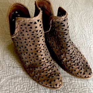 Musse & Cloud cutout booties